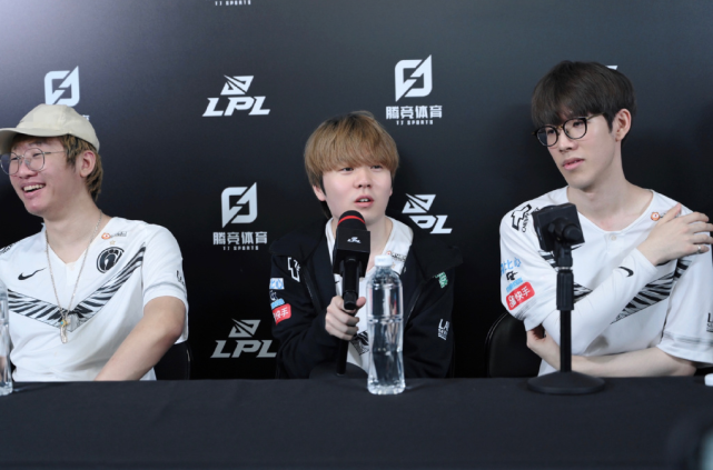 出她个人的 出她个人的